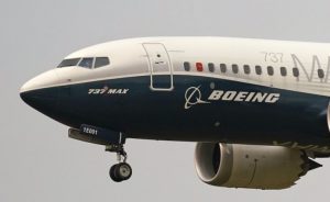 أمريكا ترفع حظر تحليق طائرة بوينج 737 ماكس بعد تحقيقات في حادثين