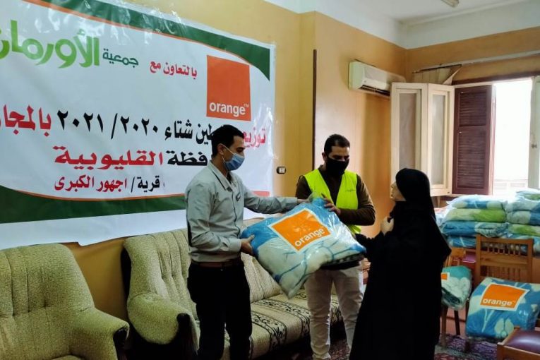 " اورنچ مصر" تقوم بتوزيع أغطية الشتاء لحماية الأسر من برودة الطقس