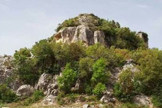 قلعة الكهف… أيقونة من الجمال وحكاية للزمان نحتها التاريخ في الصخر