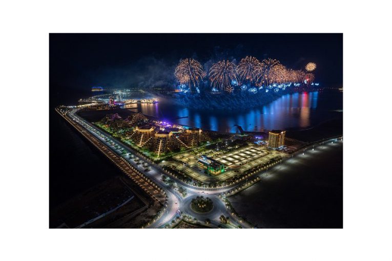 سباحة رأس الخيمة تبعث رسالة الأمل والإنجاز بإطلاق أحد أكبر عروض الألعاب النارية في العالم احتفالاً بالعام الجديد