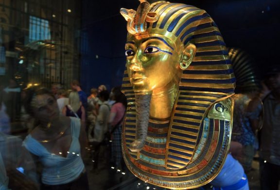 فرعون مصر الشاب يتصدر تقريرا عن السياحة المصرية في التليجراف البريطانية