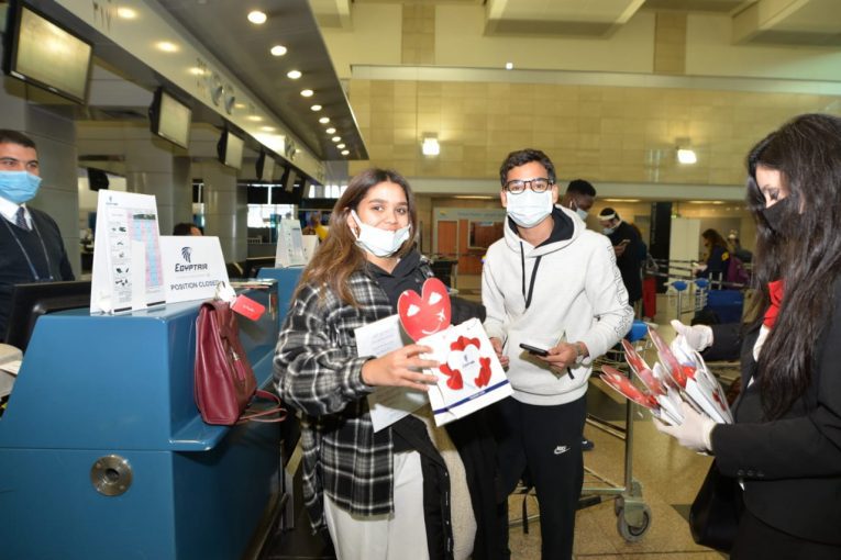 مصر للطيران تحتفل مع عملائها في مطار القاهرة بمناسبة عيد الحب