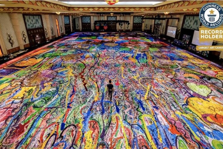 "رحلة الإنسانية" .. أكبر لوحة فنية على القماش في العالم تبصر النور بوصفها رمزاً للتواصل والتعاون البشري