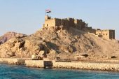  أضاءه قلعة صلاح الدين الأيوبي بجزيرة فرعون بطابا احتفالا بالذكرى الـ32 للعيد القومي لجنوب سيناء