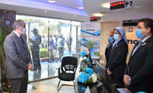 وزير الطيران المدني المصري يفتتح مركز الخدمات السياحية لشركة مصر للطيران