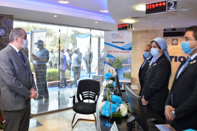 وزير الطيران المدني المصري يفتتح مركز الخدمات السياحية لشركة مصر للطيران