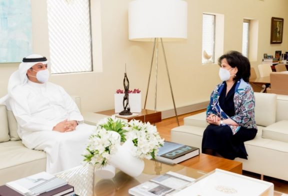 مي بنت محمد رئيس هيئة الثقافة تناقش مع الرئيس التنفيذي للمجلس الأعلى للبيئة مشاريع التجميل وتشجير البحرين