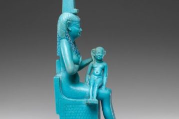 النقوش المصرية القديمة صورت ملوك مصر يجلسون بجوار أمهاتهم تقديرًا لدور الأم العظيم ..دراسة آثرية