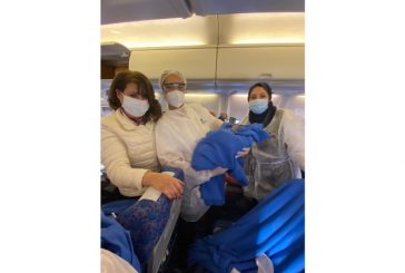 بالصور : راكبة تشادية تضع مولودها أثناء تحليق طائرة مصر للطيران القادمة من تشاد بواسطة المضيفات