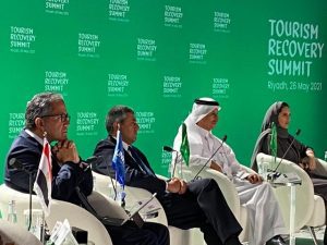 العناني يشارك في قمة إنعاش السياحة بالسعودية