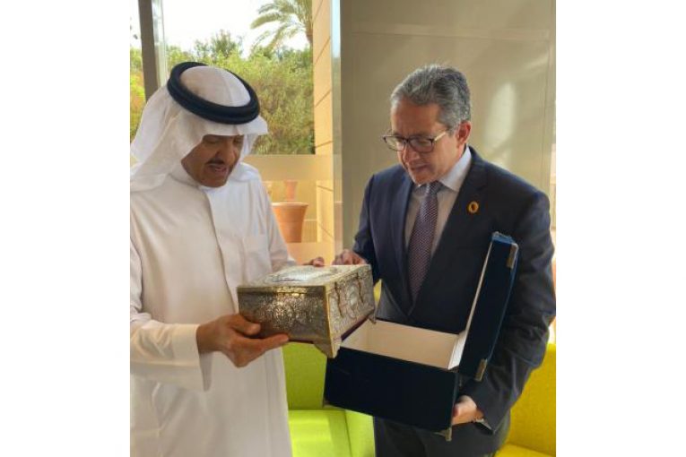 وزير السياحة والآثار العناني يلتقي الأمير سلطان بن سلمان علي هامش قمة السياحة