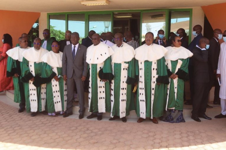 Le Président Abdoulaye DIOP et les nouveaux commissaires de l’UEMOA installés dans leurs fonctions