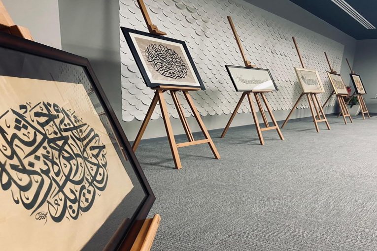 افتتاح معرض "حرف وكلمة" للخط العربي والزخرفة الإسلامية بدبي