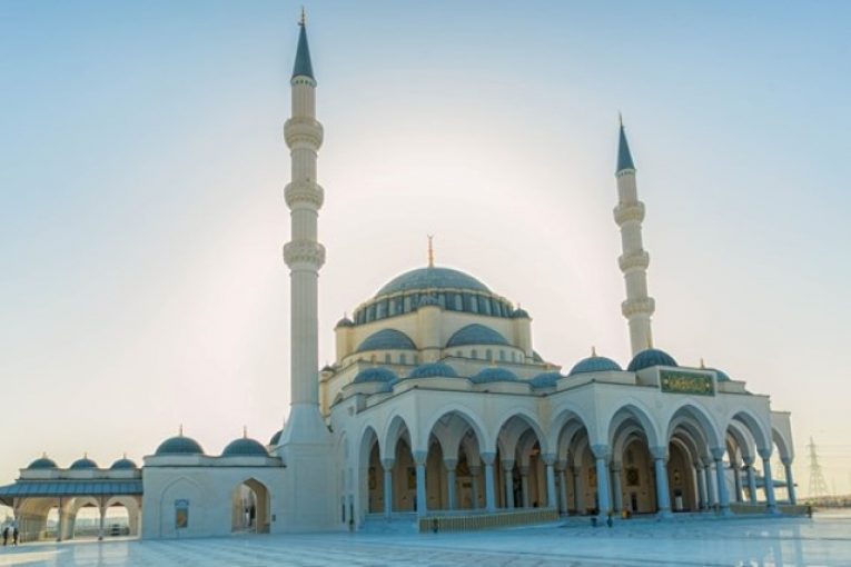 مسجد الشارقة .. تحفة معمارية ومنارة إسلامية .. تقرير ثقافي
