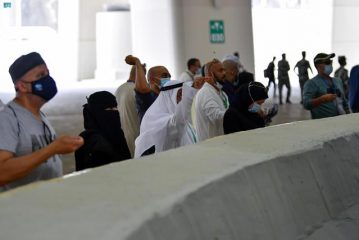 حجاج بيت الله الحرام يكملون رمي الجمرات الثلاث لليوم الأول من أيام التشريق.. البوم صور