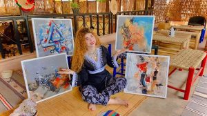 الفنانة التشكيلية "صوفيا والهنت": لوحاتي ذكرياتي والألوان سر سعادتي
