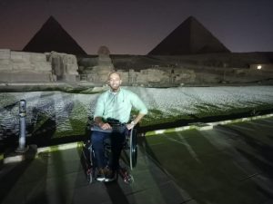 السباح المصري العالمي عمرو السوهاجي في عروض الصوت والضوء بالأهرامات