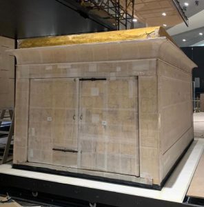 نقل وتركيب المقصورة الثانية للملك الذهبي توت بمكان عرضها الدائم بالمتحف المصري الكبير