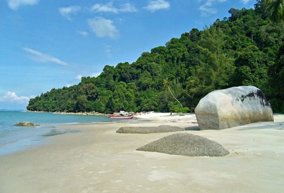 هنا ماليزيا .. شواطئ بينانج عنوان السياحة و المغامرات والمتعة والصحة طوال العام
