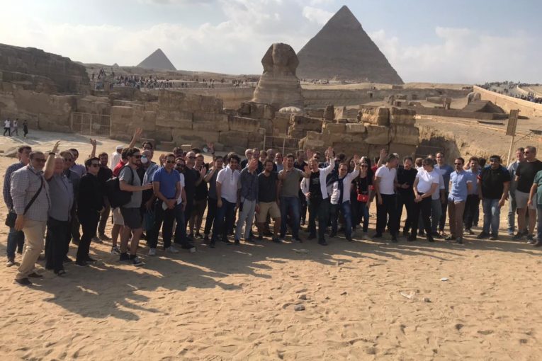 سياحة مصر تستضيف أوركسترا فيينا السيمفوني في جولة بأهرامات الجيزة والمتحف القومي للحضارة