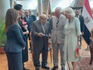الأمير تشارلز وقرينته يزوران مكتبة الإسكندرية