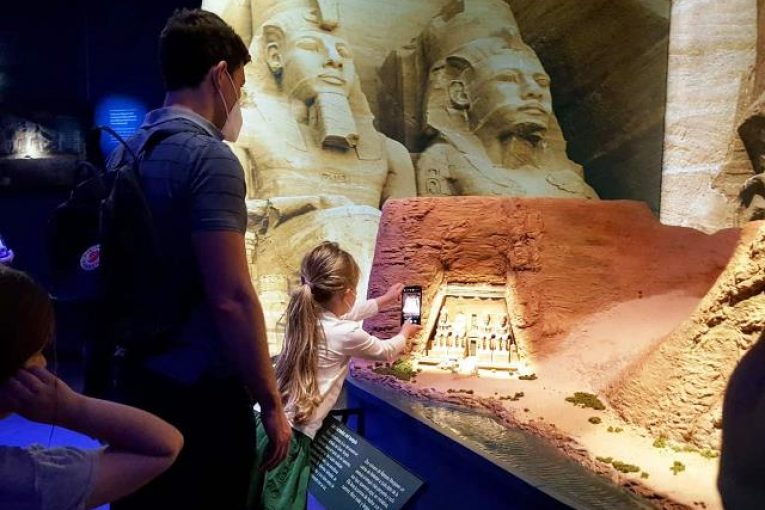 بالصور .. اقبال كبير من الزائرين خلال الأيام الأولى لمعرض "رمسيس وذهب الفراعنة" والجناح السياحي المصري
