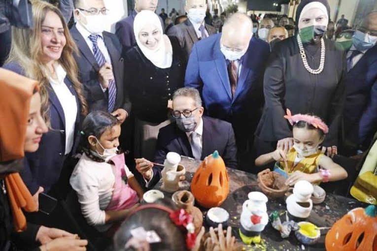 وزراء السياحة والتنمية المحلية والتجارة يشاركون محافظ القاهرة في افتتاح قرية الفواخير بالفسطاط
