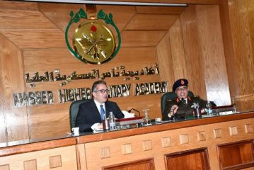 العناني يستعرض جهود و إنجازات سياحة مصر في محاضرة بأكاديمية ناصر العسكرية