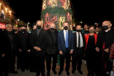 الفايز وزير السياحة يشارك في إضاءة شجرة عيد الميلاد بمأدبا
