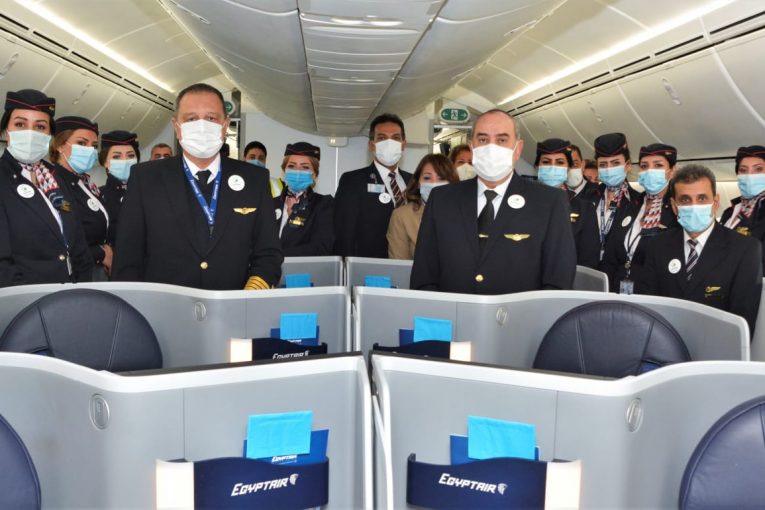 وزير الطيران يقود أول رحلة ل مصر للطيران " بخدمات صديقة للبيئة "  بين القاهرة وباريس