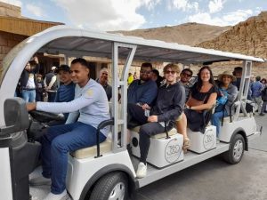 بدء نقل السائحين بالبر الغربي بالأقصر بالسيارات الكهربائية صديقة البيئة