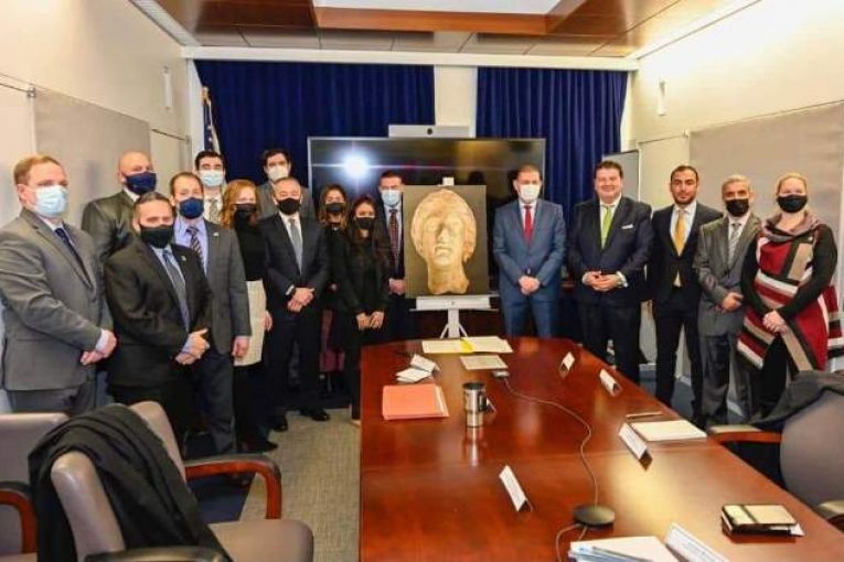 سفارة ليبيا بواشنطن تسترد الرأس الرخامي الجنائزي الأثرية المسروقة