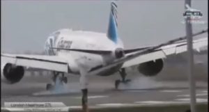الطيار وليد مراد يحبس أنفاس مسئولي سلطات مطار هيثرو ببراعته في الهبوط بطائرته في العاصفة "يونيس"