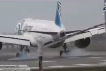 شاهد : الطيار وليد مراد يحبس أنفاس مسئولي سلطات مطار هيثرو ببراعته في الهبوط بطائرته في العاصفة 