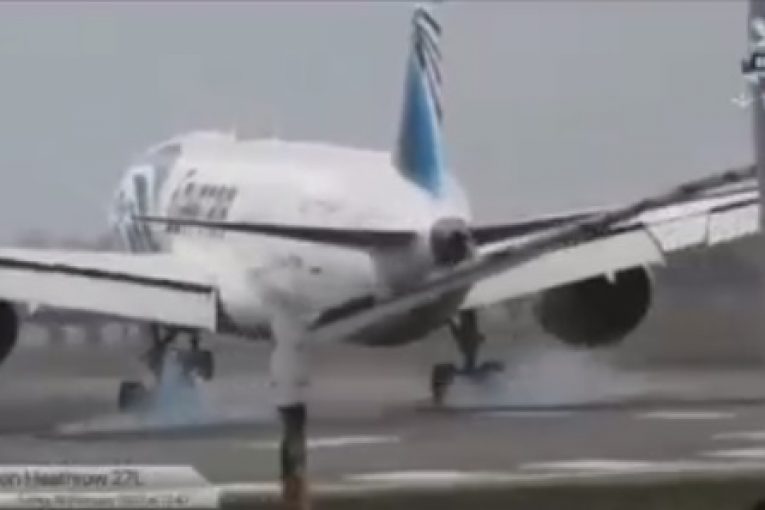 الطيار وليد مراد يحبس أنفاس مسئولي سلطات مطار هيثرو ببراعته في الهبوط بطائرته في العاصفة "يونيس"