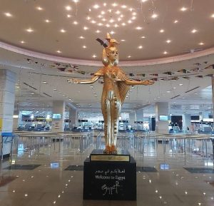 المعبودة سِرقِت (سلكِت) تستقبل الزائرين بمطارات المدن السياحية المصرية
