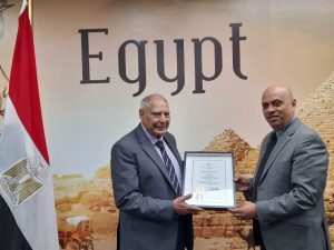 السفير المصري في استراليا يكرم الإعلامي الكبير كمال أبرام