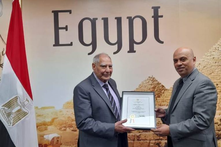 السفير المصري في استراليا يكرم الإعلامي الكبير كمال أبرام
