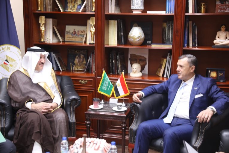 عيسى يستقبل سفير السعودية بالقاهرة لبحث تعزيز التعاون في السياحة والآثار
