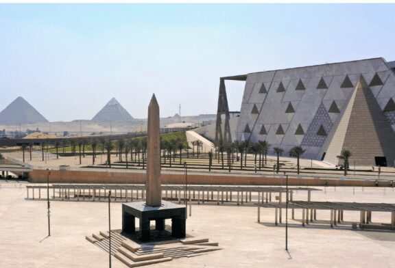 خلال ترأسه مجلس المتحف الكبير : عيسى يؤكد علي دور السياحة في الاقتصاد القومي المصري