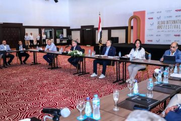 الزيارة الأولي : وزير السياحة والآثار ومحافظ البحر الأحمر في اجتماع موسع مع مجموعة مستثمري البحر الأحمر