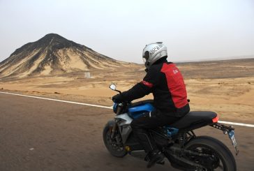 مغامر مصري يحطم الرقم القياسي في موسوعة جينيس لأطول رحلة في العالم على دراجة كهربائية