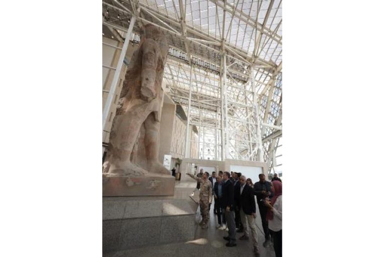 عيسى يتفقد آخر مستجدات العمل بالمتحف المصري الكبير