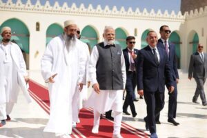 "مودي" رئيس وزراء الهند يزور مسجد الحاكم بأمر الله بالقاهرة التاريخية