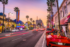 الصورة 2: لوس أنجلوس، كاليفورنيا - شارع هوليوود وقت الغروب. منطقة المسارح هي معلم سياحي شهير في كاليفورنيا، الولايات المتحدة.