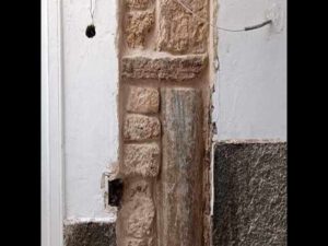 العثور على عمود رخامي يرجع للعهد الروماني في المدينة القديمة بطرابلس العاصمة