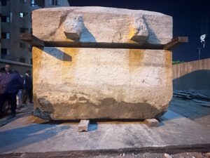 نقل التابوت الحجري الذي عُثر عليه في بنها للترميم والصيانة