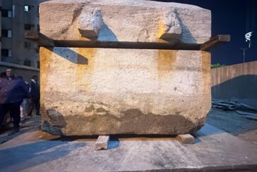 نقل التابوت الحجري الذي عُثر عليه في بنها للترميم والصيانة