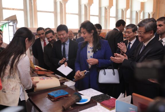 نائب وزير السياحة المصري تلتقي بمسؤولين صينيين في القاهرة