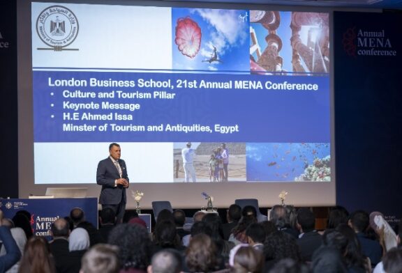 وزير السياحة والآثار يتحدث عن آفاق السياحة المصرية في مؤتمر 
